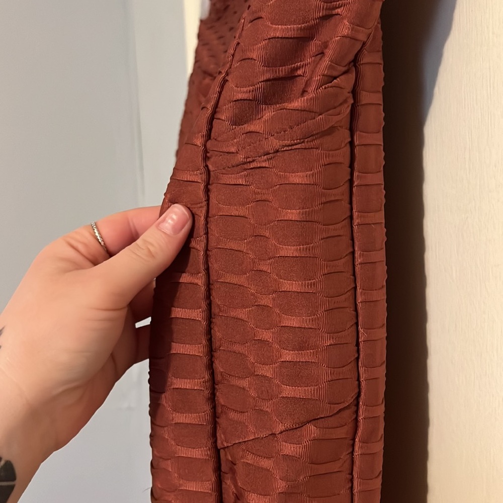 Burnt orange enhancing leggings, no size tag - Picture 4 of 5